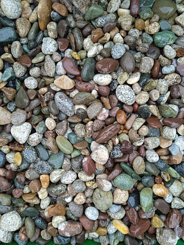 Kamenclub.ru: Галька горная речная окат (цветная) фр. 20-40 мм. купить  в Махачкале галька речная серый синий бежевый белый окатанная речная галька ландшафтная 6800 руб/т   фото КАМЕНЬ КЛУБ
