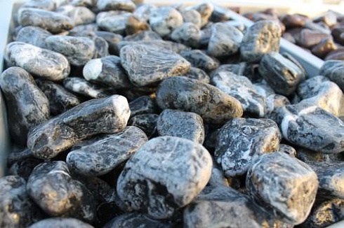 Kamenclub.ru: Щебень галтованный черный (мрамор) фр.20-40 мм.  купить в Махачкале мрамор черный с белыми прожилками мрамор окатанный округлый 15000 руб/т   фото КАМЕНЬ КЛУБ