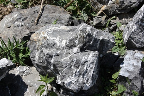 Kamenclub.ru: Черный мрамор скальник фр. 1000-1500 мм.  купить в Махачкале мрамор черный белый серый крупный колотый валун ландшафтный 9000 руб/т   фото КАМЕНЬ КЛУБ