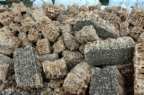 Kamenclub.ru: Крымский природный меотис фр. 100-500 мм.  купить в Махачкале меотис бежевый рыжий молочный желтый ракушечник 4 500 руб/т   фото КАМЕНЬ КЛУБ