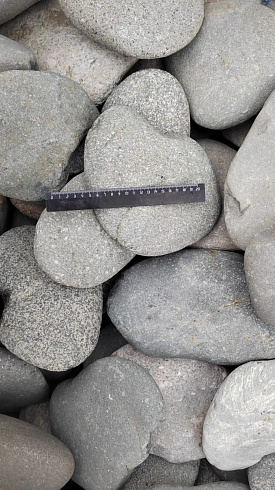 Kamenclub.ru: Галька речная плоская (темно-серая) фр. 70-150 мм. купить  в Махачкале галечник природный темно-серый серый синий речная плоская природная окатанная  9000 руб/т   фото КАМЕНЬ КЛУБ