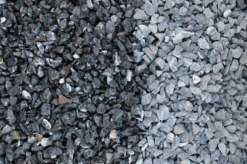 Kamenclub.ru: Щебень крошка черный (мрамор) фр. 10-20 мм.  купить в Махачкале мрамор черный с белыми прожилками, черный, белый каменная ландшафтная декоративная крошка щебня 11000 руб/т   фото КАМЕНЬ КЛУБ