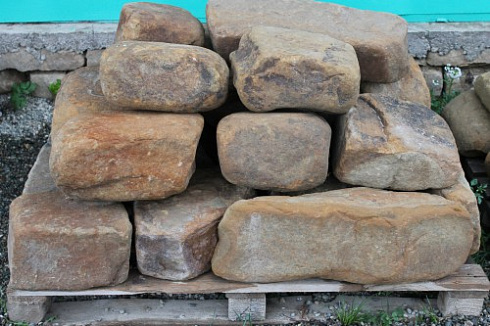 Kamenclub.ru: Песчаник для строительства и кладки (фр. 200-400 мм)  купить в Махачкале песчаник бежевый серый рыжий желтый блоки для строительства из песчаника 6500 руб/т   фото КАМЕНЬ КЛУБ