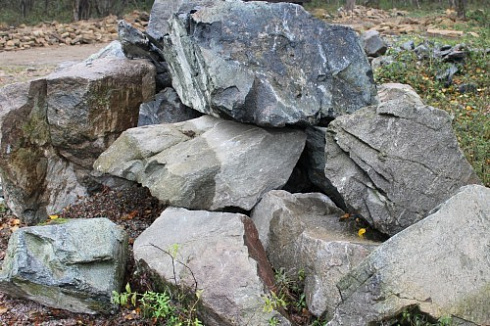 Kamenclub.ru: Змеевик скальник фр. 500-1500 мм.  купить в Махачкале змеевик зеленый серый черный глыба скальная колотая 7500 руб/т   фото КАМЕНЬ КЛУБ