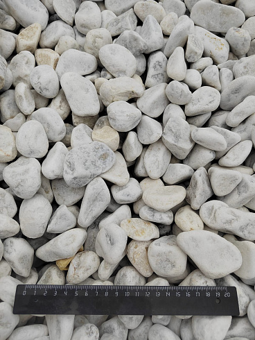 Kamenclub.ru: Мраморная крошка (щебень галтованный белый) фр.40-70 мм.  купить в Махачкале мрамор белый молочный айвори окатанный округлый природный камень 17000 руб/т   фото КАМЕНЬ КЛУБ