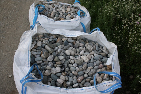 Kamenclub.ru: Галька речная окат (серая) фр.40-60 мм купить  в Махачкале галька речная серый бежевый рыжий коричневый округлый речной камень 5000 руб/т   фото КАМЕНЬ КЛУБ