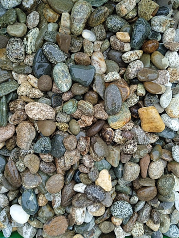 Kamenclub.ru: Галька горная речная окат (цветная) фр. 20-40 мм. купить  в Махачкале галька речная серый синий бежевый белый окатанная речная галька ландшафтная 6800 руб/т   фото КАМЕНЬ КЛУБ