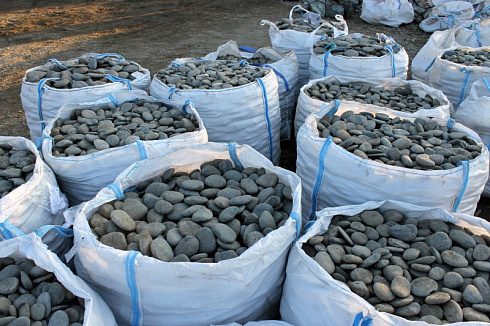 Kamenclub.ru: Галька речная плоская (темно-серая) фр. 100-200-300 мм. купить  в Махачкале галька речная плоская темно-серый, серый, синий речной галечник плоский 9000 руб/т   фото КАМЕНЬ КЛУБ