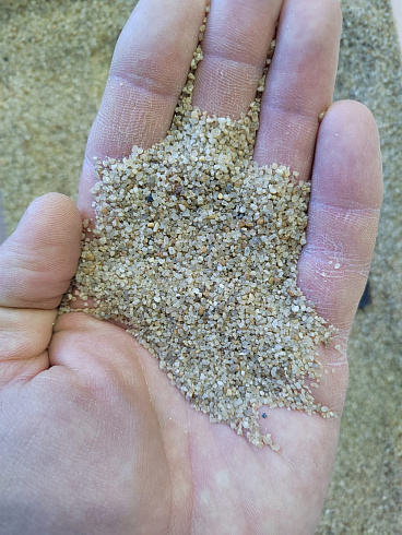 Кварцевый песок для площадок фр. 0,6-1,2 мм.  купить в Махачкале фото Камень Клуб