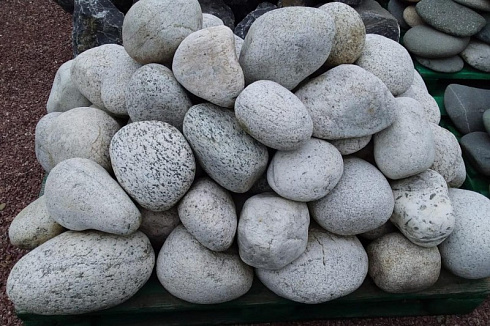 Kamenclub.ru: Бело-серый валунчик фр.100-300 мм.  купить в Махачкале крупный камень для ландшафта серый, белый бело-серый валун крупная галька 4500 руб/т   фото КАМЕНЬ КЛУБ