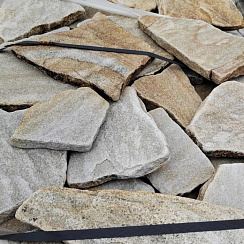 Kamenclub.ru: Песчаник пластушка галтованный желтый с рисунком (3 см)  купить в Махачкале плитняк - пластушка желтый песчаник 21000 руб/м3   фото КАМЕНЬ КЛУБ