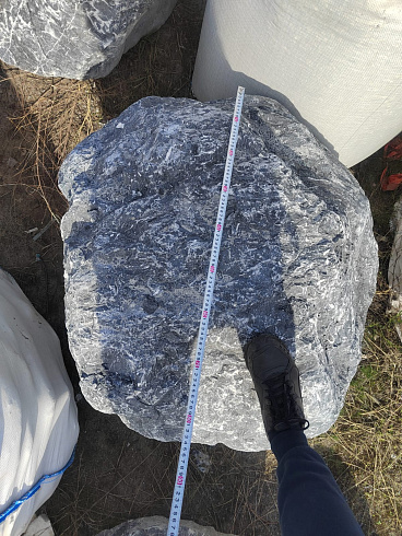 Kamenclub.ru: Черный мрамор скальник фр. 1000-1500 мм.  купить в Махачкале мрамор черный белый серый крупный колотый валун ландшафтный 9000 руб/т   фото КАМЕНЬ КЛУБ