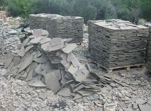 Kamenclub.ru: Песчаник пластушка серо-зеленый (1,5 см)  купить в Махачкале плитняк - пластушка серо-зеленый, серый, зеленый пластушка рваная ландшафтная колотая 10200 руб/м3   фото КАМЕНЬ КЛУБ