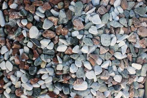 Kamenclub.ru: Мраморная крошка (щебень галтованный микс:белый-зеленый-розовый) фр.20-40 мм.  купить в Махачкале мрамор белый, зеленый, розовый мрамор декоративный (галтовка) 15500 руб/т   фото КАМЕНЬ КЛУБ