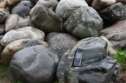 Kamenclub.ru: Речной валун Кабанчик фр.300-500 мм.  купить в Махачкале крупный природный камень галька серый, темно-серый речной валун галечник масштабный 7000 руб/т   фото КАМЕНЬ КЛУБ