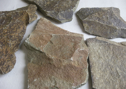 Kamenclub.ru: Песчаник пластушка "фонтанка" серо-зеленая (3,0-5,0 см)  купить в Махачкале песчаник серо-зеленая колотые плитки облицовочные пластушки 11400 руб/м3   фото КАМЕНЬ КЛУБ