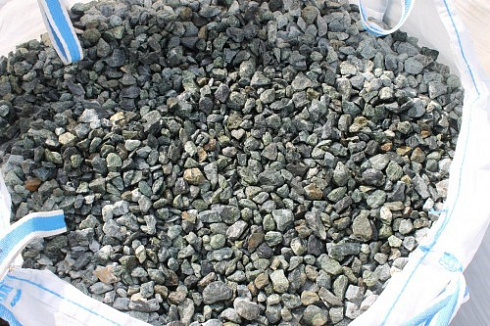 Kamenclub.ru: Щебень крошка зеленый (змеевик) фр. 20-40 мм.  купить в Махачкале мрамор зеленый, салатовый ландшафтная мраморная крошка 8500 руб/т   фото КАМЕНЬ КЛУБ