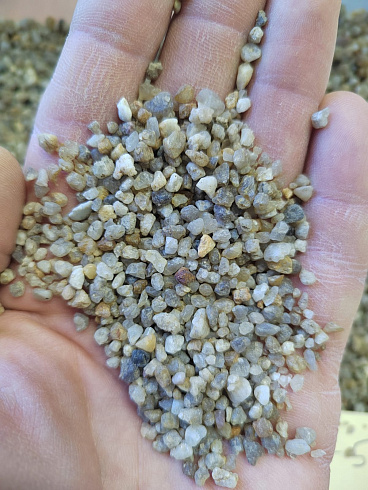 Кварцевый песок для площадок фр. 2-5 мм.  купить в Махачкале фото Камень Клуб