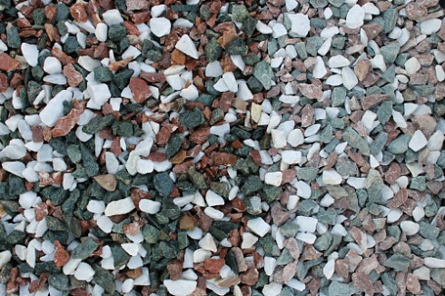 Kamenclub.ru: Мраморная крошка (щебень крошка микс: белый-зеленый-розовый) фр. 10-20 мм.  купить в Махачкале мрамор белый, зеленый, розовый декоративный ландшафтный колотый щебень 12000 руб/т   фото КАМЕНЬ КЛУБ