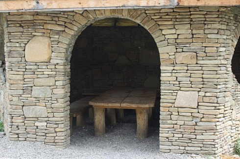 Kamenclub.ru: Песчаник для строительства и кладки блочный (фр 100-200 мм)  купить в Махачкале песчаник бежевый серый рыжий валун мелкий для строительства песчаник 6500 руб/т   фото КАМЕНЬ КЛУБ