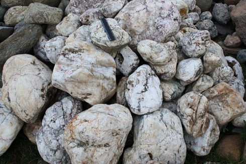 Kamenclub.ru: Кварцевый валунчик фр.100-300 мм.  купить в Махачкале кварц белый, бежевый молочный рыжий крупный природный камень галечник 7850 руб/т   фото КАМЕНЬ КЛУБ