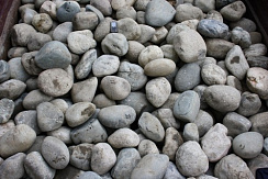 Kamenclub.ru: Речной валун (Ассорти) фр.100-300 мм.  купить в Махачкале галечник серый, темно-серый, светло-серый речная галька крупных размеров 4200 руб/т   фото КАМЕНЬ КЛУБ