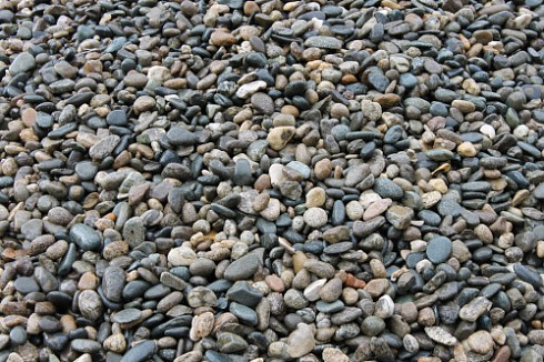 Kamenclub.ru: Галька горная речная окат (цветная) фр. 20-40 мм. купить  в Махачкале галька речная серый синий бежевый белый окатанная речная галька ландшафтная 6800 руб/т   фото КАМЕНЬ КЛУБ