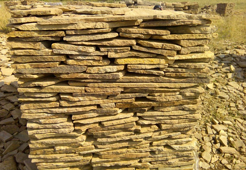 Kamenclub.ru: Песчаник пластушка желтый с разводом под дерево (2 см)  купить в Махачкале плитняк желтый с разводами, желтый, рыжий, серый песчаник пластушка рваная ландшафтная 11 000 руб/м3   фото КАМЕНЬ КЛУБ