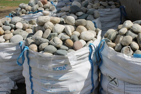 Kamenclub.ru: Речной валун (Ассорти) фр.100-300 мм.  купить в Махачкале галечник серый, темно-серый, светло-серый речная галька крупных размеров 4200 руб/т   фото КАМЕНЬ КЛУБ