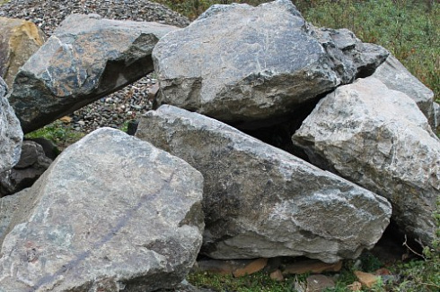 Kamenclub.ru: Змеевик скальник фр. 500-1500 мм.  купить в Махачкале змеевик зеленый серый черный глыба скальная колотая 7500 руб/т   фото КАМЕНЬ КЛУБ