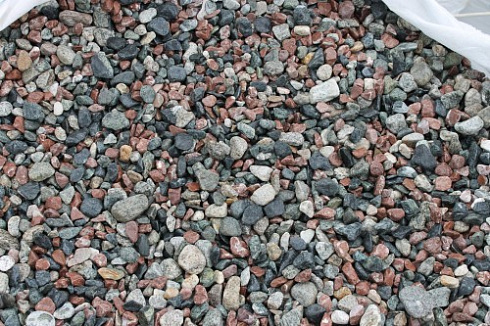 Kamenclub.ru: Мраморная крошка (щебень галтованный микс:: серый-зеленый-розовый) фр.10-20 мм.  купить в Махачкале мрамор серый, зеленый, розовый щебень окатанный округлый декоративный ландшафтный 15500 руб/т   фото КАМЕНЬ КЛУБ