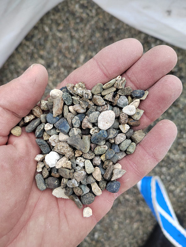 Kamenclub.ru: Галька речная окат (серая) фр.5-10 мм купить  в Махачкале галька речная серая, серый, темно-серый, светло-серый, коричневый речная окатанная галька декоративная ландшатфная 5000 руб/т   фото КАМЕНЬ КЛУБ