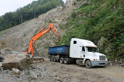 Kamenclub.ru: Гранит скальник (серо-зеленый) фр. 500-1500 мм.  купить в Махачкале гранит мрамор  серый зеленый темно-серый глыба скальная колотая ландшафтная 7 500 руб/т   фото КАМЕНЬ КЛУБ