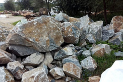Kamenclub.ru: Гранит скальник (серо-зеленый) фр. 500-1500 мм.  купить в Махачкале гранит мрамор  серый зеленый темно-серый глыба скальная колотая ландшафтная 7 500 руб/т   фото КАМЕНЬ КЛУБ