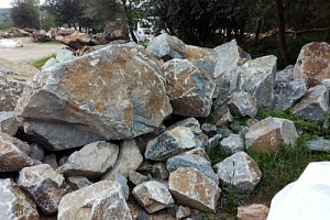 Kamenclub.ru: Гранит скальник (серо-зеленый) фр. 500-1500 мм.  купить в Махачкале гранит мрамор  серый зеленый темно-серый глыба скальная колотая ландшафтная 7 500 руб/т   фото КАМЕНЬ КЛУБ