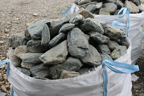 Kamenclub.ru: Гранит скальник (серо-зеленый) фр. 100-500 мм.  купить в Махачкале гранит зеленый, серый, салатовый крупный ландшафтный валун 6 000 руб/т   фото КАМЕНЬ КЛУБ