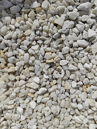 Kamenclub.ru: Мраморная крошка, щебень, цвет-белый, фр. 5-10 мм.  купить в Махачкале мрамор белый, айвори, молочный мраморная каменная крошка ландшафтная 12000 руб/т   фото КАМЕНЬ КЛУБ