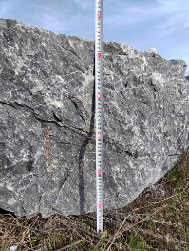 Kamenclub.ru: Черный мрамор скальник фр. 1000-1500 мм.  купить в Махачкале мрамор черный белый серый крупный колотый валун ландшафтный 9000 руб/т   фото КАМЕНЬ КЛУБ