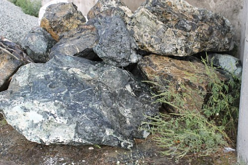 Kamenclub.ru: Змеевик скальник фр. 500-1500 мм.  купить в Махачкале змеевик зеленый серый черный глыба скальная колотая 7500 руб/т   фото КАМЕНЬ КЛУБ