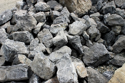 Kamenclub.ru: Черный мрамор скальник фр. 1000-1500 мм.  купить в Махачкале мрамор черный белый серый крупный колотый валун ландшафтный 9000 руб/т   фото КАМЕНЬ КЛУБ