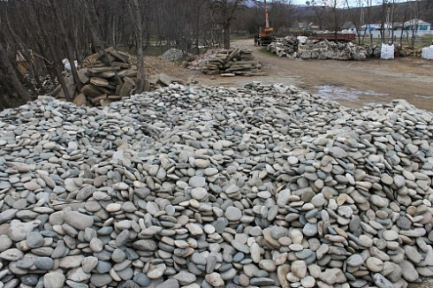 Kamenclub.ru: Галька речная плоская (ассорти) фр. 100-200-300 мм. купить  в Махачкале галька плоская разноцветная серый белый темно-серый синий речная галька ландшафтная 8000 руб/т   фото КАМЕНЬ КЛУБ