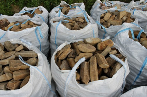 Kamenclub.ru: Песчаник для строительства и кладки блочный (фр 100-200 мм)  купить в Махачкале песчаник бежевый серый рыжий валун мелкий для строительства песчаник 6500 руб/т   фото КАМЕНЬ КЛУБ