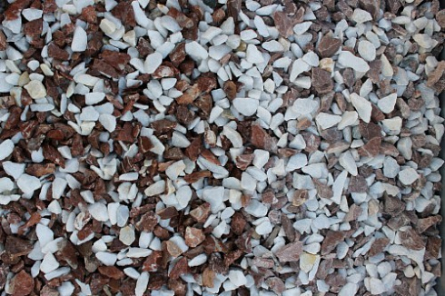 Kamenclub.ru: Мраморная крошка (щебень крошка микс: белый-розовый) фр. 10-20 мм.  купить в Махачкале мрамор белый, розовый каменный декоративный ландшафтный щебень 12000 руб/т   фото КАМЕНЬ КЛУБ